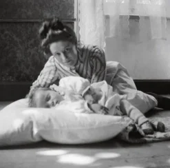 Boutiques de musées Panneaux Aluminium|Panneaux Acryliques-Anne-Marie endormie sur un oreiller avec Gabrielle (panneaux aluminium)