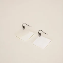 Boutiques de musées Boucles D'Oreilles-Boucles d'oreilles Carrés en nacre blanche - L'Indochineur