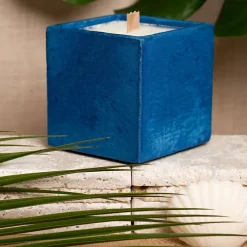 Hot Boutiques de musées Bougie Cube - Béton Bleu 250g