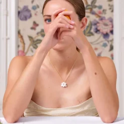 Online Boutiques de musées Collier pendentif Fleur blanche Berthe Morisot - Les Néréides X musée d'Orsay