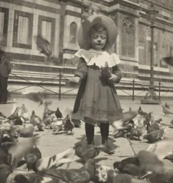 Sale Boutiques de musées Devant le Dôme, Bernadette donne du grain aux pigeons (toiles sur châssis)