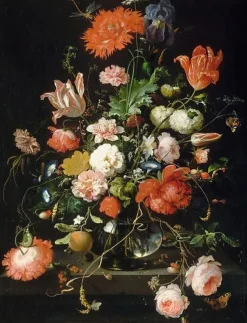 Boutiques de musées Panneaux Aluminium|Toiles Sur Châssis-Fleurs dans une carafe de cristal placé sur un piédestal en pierre avec une libellule (panneaux aluminium)