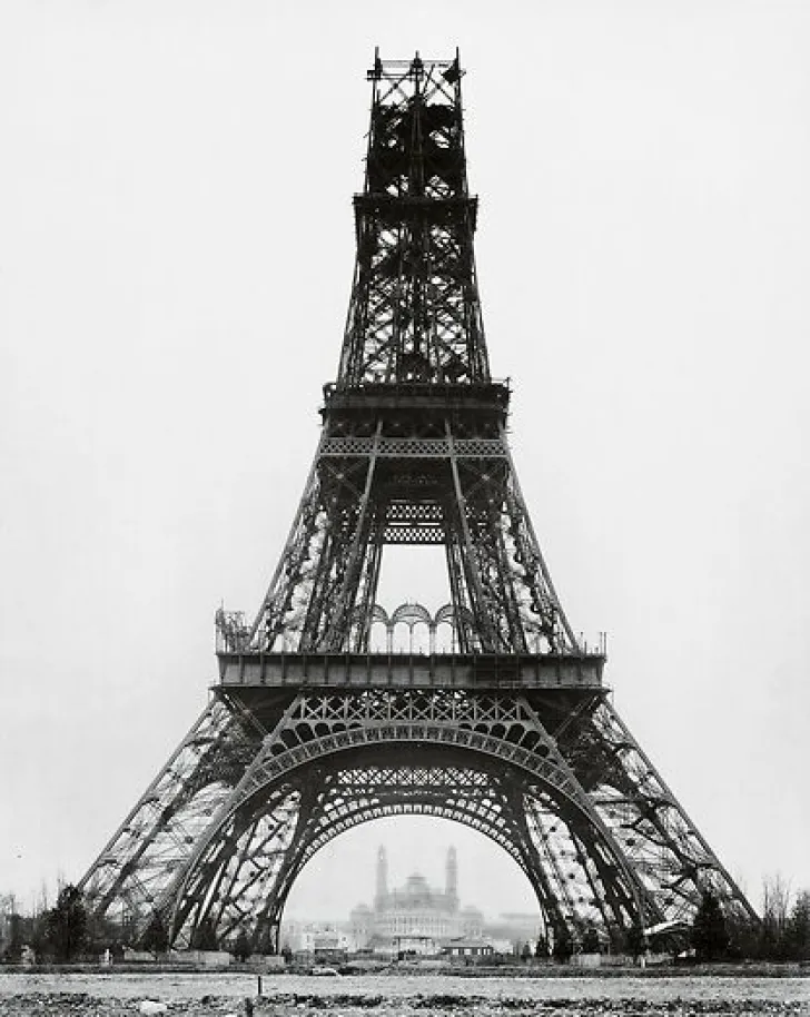 Sale Boutiques de musées La Tour jusque presque la plateforme intermédiaire entre le 2e et 3e étage (panneaux acryliques)