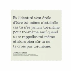 New Boutiques de musées Microfibre citation Gertrude Stein - Et l'identité c'est drôle... - 14x14 cm