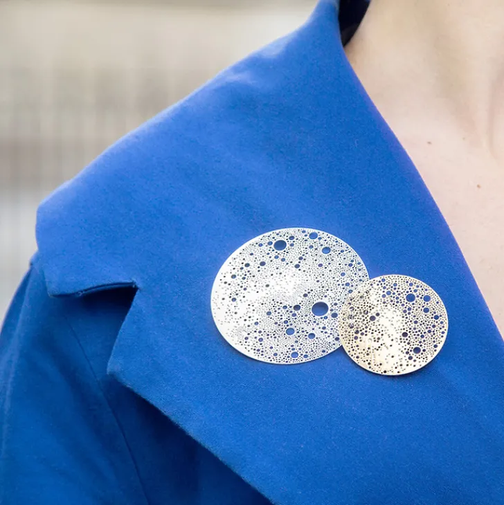 Boutiques de musées Broches-Petite broche magnétique Lunar - Métal mat