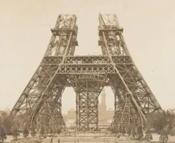 Discount Boutiques de musées Tour Eiffel : montage des piliers au-dessus du pilier du 1er étage (toiles sur châssis)