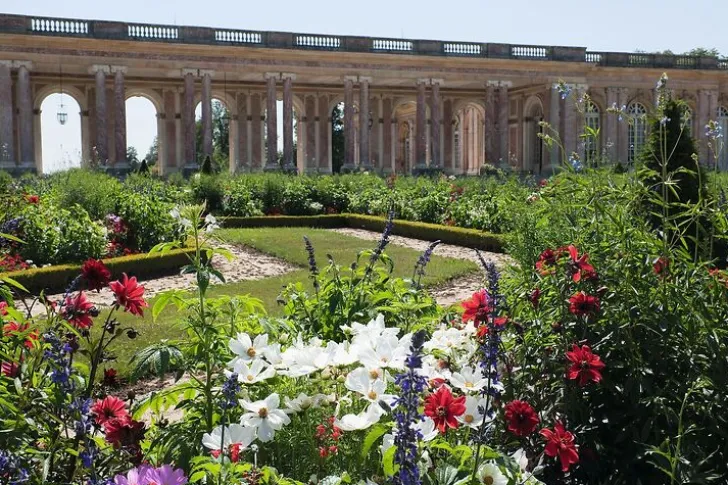 Boutiques de musées Panneaux Acryliques|Affiches D'Art Encadrées-Vue extérieure du Grand Trianon : péristyle côté jardins, façade sur le Parterre haut (panneaux acryliques)